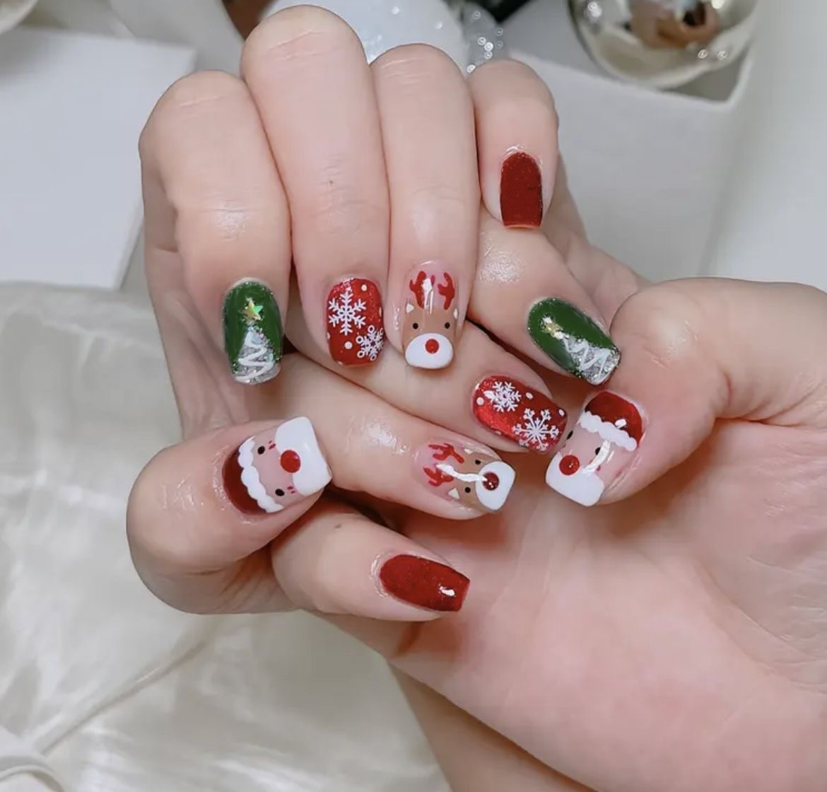 Nail Art Press On - Weihnachts-Press-on-Nägel mit Weihnachtsmann, Rentier und Schneeflocken-Motiv,